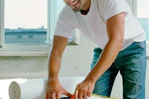 imsis574-024 Man cutting wallpaper