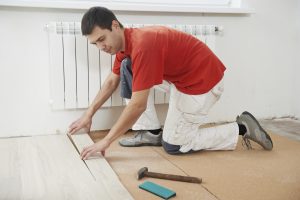 pose de parquet carpenter worker joining parket floor