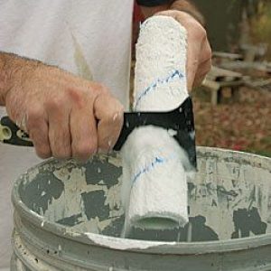 essorer son rouleau de peinture