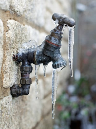 Comment bien protéger et isoler un robinet extérieur du gel ?