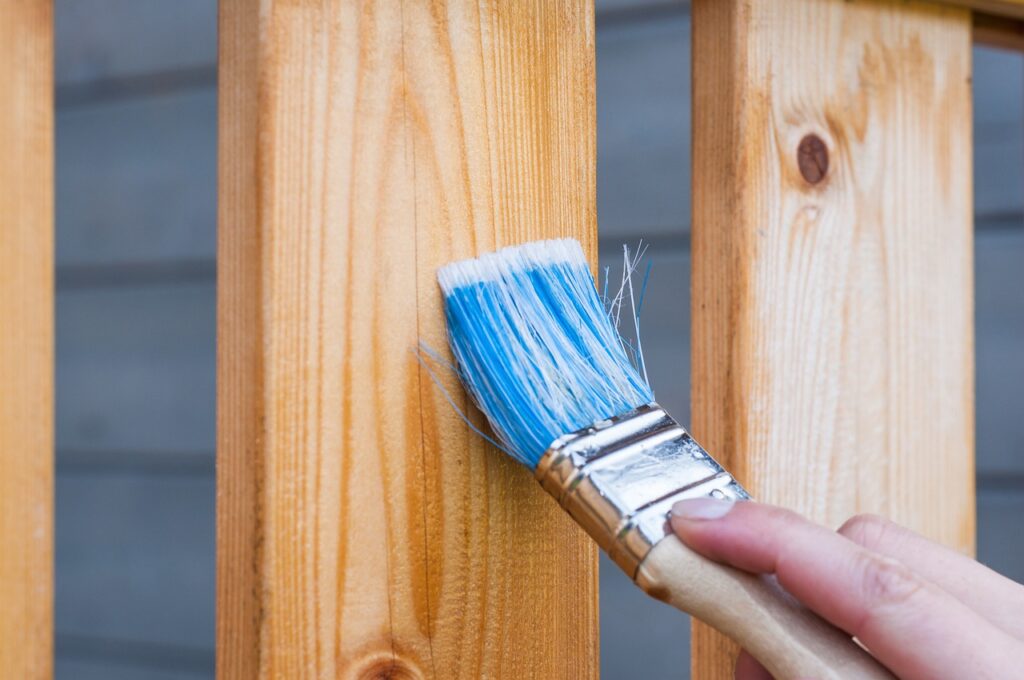 Quel vernis pour garder le bois naturel ? L’essentiel à savoir