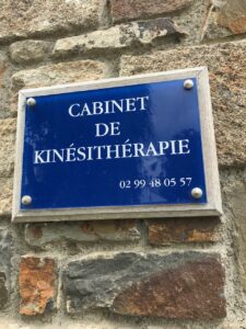 Comment installer sa plaque professionnelle